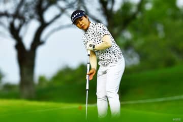 下川めぐみ首位で最終日へ 清本美波は2打差2位に後退／女子下部