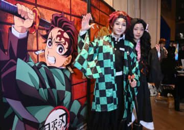 劇場版「鬼滅の刃」、中国で公開　コスプレ姿のファン詰めかけ