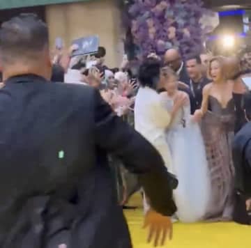 アリアナ・グランデが「ウィキッド」続編のレッドカーペットで乱入男に襲われる