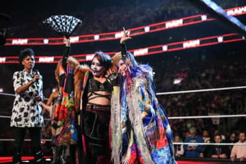 「目立ちすぎだろ！」人気日本人女子レスラーの“ホラーすぎる”ドクター＆ナースコスにファン歓喜「最高の悪役！」