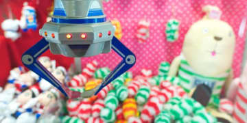 誕生60年のクレーンゲーム、風営法上は「景品NG」のはずが…なぜ許されている？　業界を支える“特例”とは