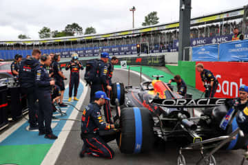 ピットレーンから表彰台。衝撃のフェルスタッペン復活劇に、ライバルは敬意と疑問【トップチーム密着】