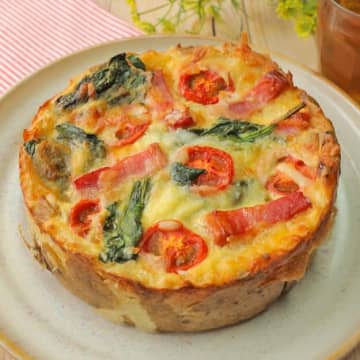 【ウチではキッシュをこうやって作ってます！】パイシートも生クリームも不要♡超簡単ほうれん草とベーコンのキッシュレシピ