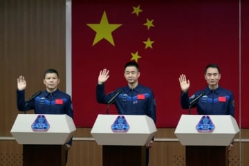 中国の宇宙飛行士、地球に帰還　宇宙ごみ衝突の疑いで当初予定から遅れ