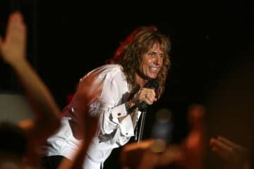 ホワイトスネイク、元ディープ・パープルのデヴィッド・カヴァデールが74歳での引退を発表