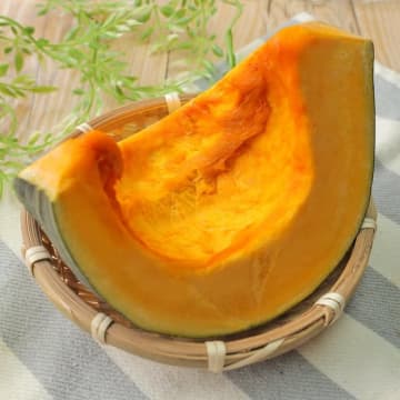 【かぼちゃの皮との格闘はもうおしまい！】「包丁よりも断然ラク」「コレ知ったら戻れない」かぼちゃの皮むきの簡単時短テク