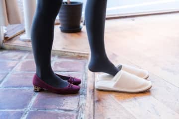 なぜ？靴を脱いだ瞬間ヒヤッと冷たい…その理由と対処法