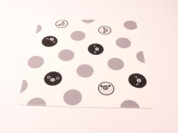 とっさの雨やペットボトルの水滴対策に！ 1枚あると便利なSuicaのペンギンくっつくタオル