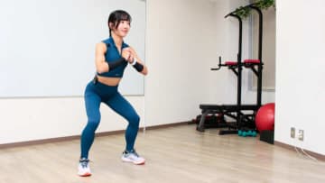 膝を痛めにくい「クォータースクワット」。太ももの引き締め＆基礎代謝アップに（30✕3セットを週1～2回）