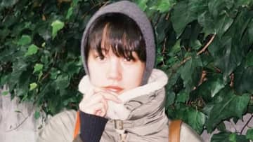 「誰もが好きになる」のん 丸メガネ×黒ニットのランチオフショット披露！カフェでサンドイッチをパクリ…愛らしい表情に「雷打たれた」