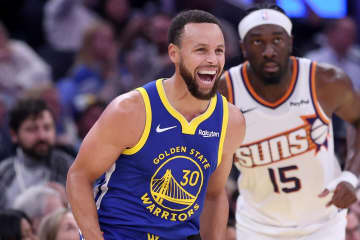 「NBA界のトム・ブレイディに」37歳にして第一線で輝くカリーを球団オーナーが称賛「我々が思っているより長くプレーするかも」＜DUNKSHOOT＞