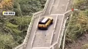 999段の人気観光地"天国への階段”を車で駆け上がり失敗…タイヤにロープ絡まり？中国の自動車メーカー謝罪