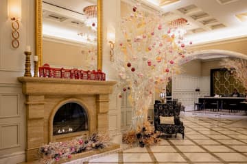 開業110周年記念！東京ステーションホテルが「モーヴピンク」に染まる、エレガントなクリスマス装飾を公開！