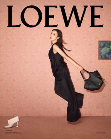 ロエベ×ジゼルが描く都会的エレガンス。新作バッグ＆最新ルックを深掘り