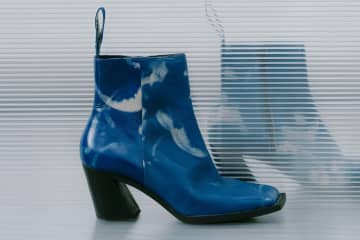 カンペールのブーツ、白昼夢のような不規則プリント＆“建築様式”着想の彫刻的ソール