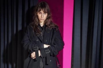 リミ フゥの冬アウター、ふっくらウールのブラックトレンチコートやMA-1ダウンジャケット