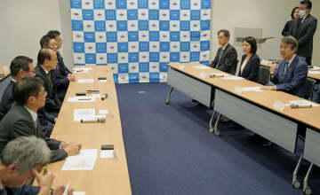 環境相「復興加速に全力尽くす」　福島大熊・双葉の町長と面会