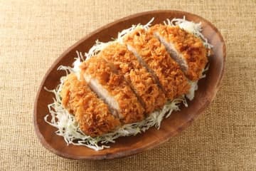 料理研究家ゆかり『基本のとんかつ』の作り方を公開！安価な豚肉でも”サクサク・柔らか”に仕上がるコツを伝授…『目からウロコの調理法』に主婦からも「生パン粉だとサクサクが違うんですね！火の通りが不安も解決です！」「初めて作りましたが、肉が柔らかくて衣はザクザク、美味しくできました！」