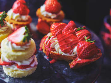 【ホテルビュッフェ】これ超行きたい！コンラッド大阪の「真っ赤ないちごスイーツ食べ放題」が極上リッチな内容だよ♪