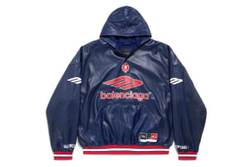 バレンシアガ“アメフト着想”ウェア、ユニフォームロゴ入りTシャツ＆ジャケット