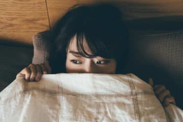 寝たいのに眠れない…なぜ？その理由は“考えすぎ”。メンタルクリニック医師が語る「今夜試してほしいこと」