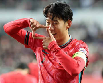 「ベッカムじゃん」「軌道が狂ってる」韓国ソン・フンミンの鮮烈FK弾を海外絶賛！「どうやって止めるんだよ」