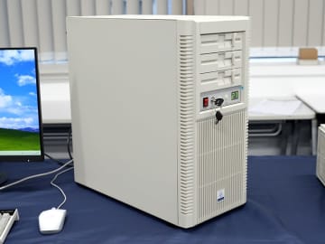 SilverStoneの“90年代風タワー型ケース”「FLP02」が発売、5インチベイカバーやキー式ロックなどを搭載