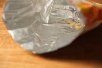 ポテトチップスの袋、こう処分して。ゴミ清掃芸人が発信