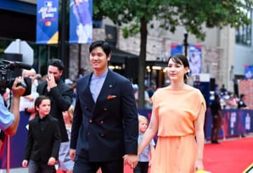 大谷翔平選手、真美子さん・愛犬と一緒に番組出演。デコピンカラーコーデでMPV喜ぶ。最新映像にファン歓喜