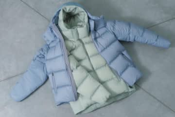 デサント オルテライン「水沢ダウン」限定メンズジャケット、“奥州の自然”着想の透け感ブルー