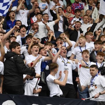 サッカーファン、応援チームの勝ち負けで脳活動が劇的に変化