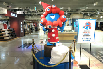 ハルカスに「ミャクミャクサンタ」出現、万博会場でしか見られなかったタキシード姿も