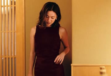 中村アンの「ビジネス会食」を制する一着！個性と知性を纏う“輪郭の美しいドレス”が和空間に映える
