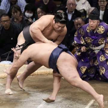 兄が弟の仇討ち？横綱豊昇龍が立ち合い変化で黒星の「自業自得」