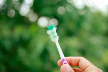 『歯ブラシ』を半分に切るだけ⇨超便利グッズ誕生！家じゅうのスキマに刺さる♡