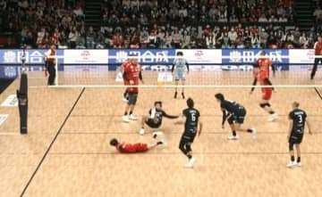 男子バレー、“オーバーヘッドキック”で衝撃レシーブ ネット越しの“妙技”にアリーナ騒然