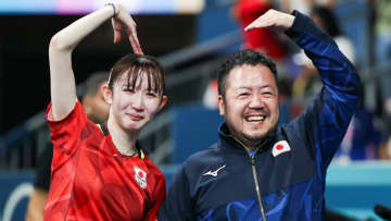 早田ひなのぐずぐず宣伝に石田前コーチたじだじ「時差ぼけすぎてなーーーに喋ってるかさっぱりわからん」笑顔があふれ仲の良さ伝わる