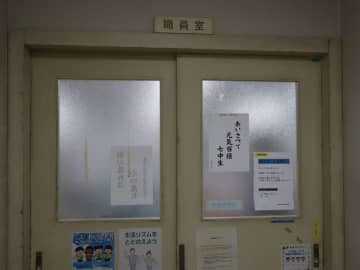 「15年前の職員室」に入って、先生の机を物色しましょう　飯田橋で開催の展示「あの職員室」がスゴかった