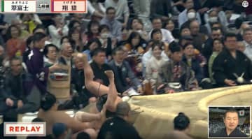 力士が“ムーンサルト風”土俵下落下の衝撃決着 「張られるし、ガッツリ負けるし、痛々しい」元力士解説も同情