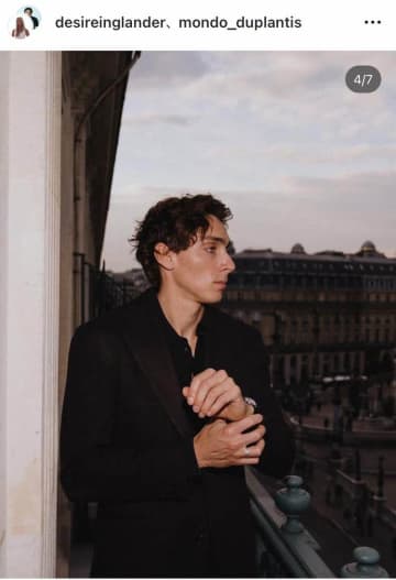 陸上デュプランティスの24歳モデル美女婚約者、背中ざっくり純白ドレスで美しさ限界突破　ラブラブ2ショット