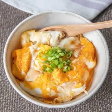 【卵さえあれば神速ごはん！】「疲れて帰ってもパパッと作れる」「簡単すぎて作った本人がびっくり」ラクうま卵レシピ4選