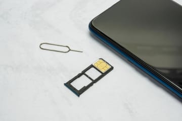 スマホを「格安SIM」に乗り換えたら月に「5000円」も安くなりました。大手キャリアと比べてこんなに料金差があるのはなぜ？