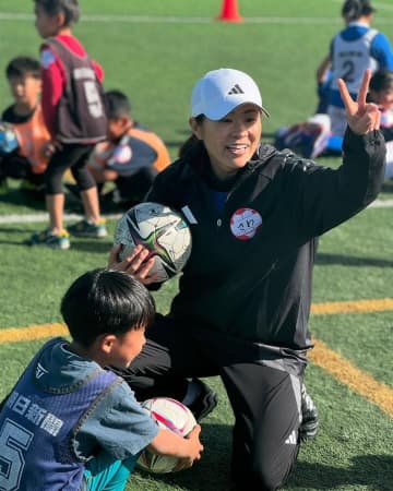 ｢これ、待ってた｣｢えぇ夫婦やなぁ〜｣元なでしこ澤穂希、清楚系白ワンピで印象ガラリ！“イケオジ夫”と2ショット公開