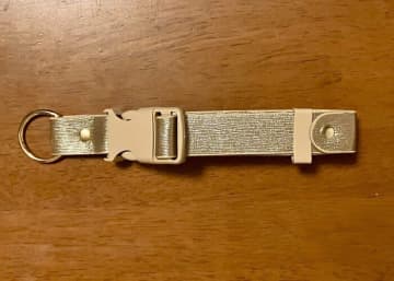 【3COINS】冬アウターも邪魔にならない！バッグに掛けて手ぶらでラクラク便利グッズ