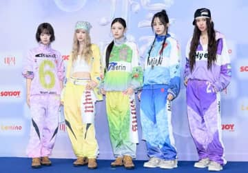 “活動ほぼ無し”でもファンの支持厚く…NewJeans、韓国表彰式で「トレンド・オブ・ザ・イヤー」受賞