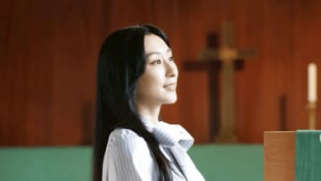 浅田舞、清楚で「神秘的な美しさ」のワンシーン　教会でのショットに「美しさに磨きが掛かってる」