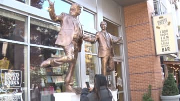 手をつなぎ見つめ合い…トランプ大統領とエプスタイン氏の銅像がワシントンに登場　交友関係めぐり波紋