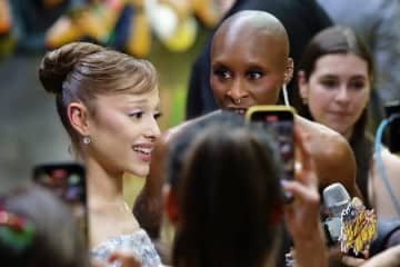 アリアナ・グランデ、突然インフルエンサーに襲われる。警備員より早く助けたのは『ウィキッド』共演者だった