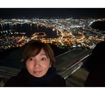 渡辺満里奈、函館の夜景バッグに大人の修学旅行ショット