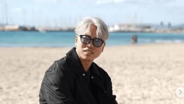 浅野拓磨、31歳の誕生日に“銀髪”オフショット公開！　「髪色ステキ」「年々カッコ良さがましてます」